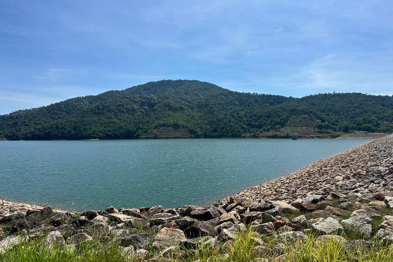 Penang Guided Day Tour with Georgetown, Batik & Beach Sunset