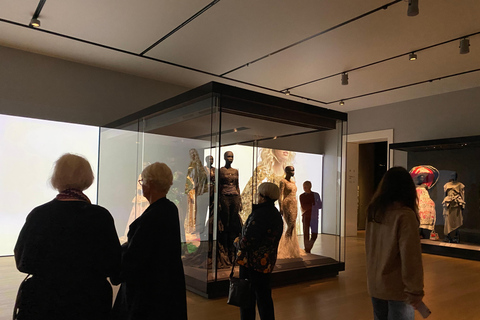 Oslo: Private Vintage Walking Tour with Photos Private Vintage Oslo Walk & Aesthetic Photos