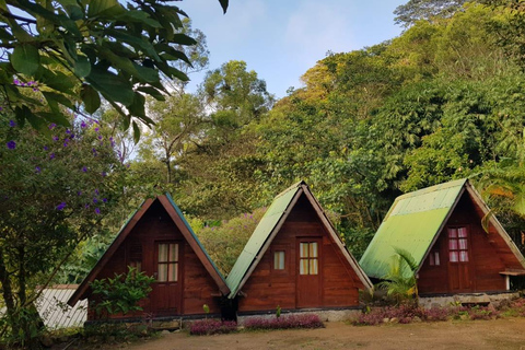 纳克尔斯峰探险和希洛亚村露营 2 日游