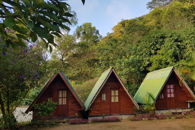 纳克尔斯峰探险和希洛亚村露营 2 日游