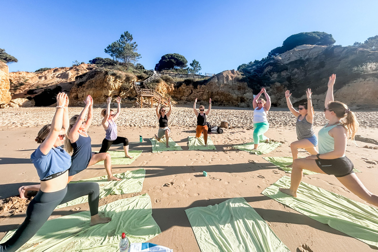 ALBUFEIRA: lezione di yoga in una cupola o sulla spiaggia