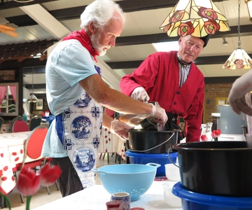 Volendam: 2.5-Hour Cheesemaking Workshop & Clog Making Tour