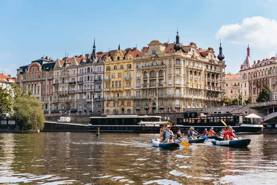 Prag: Geführte Kanutour auf der Moldau. Foto: GetYourGuide