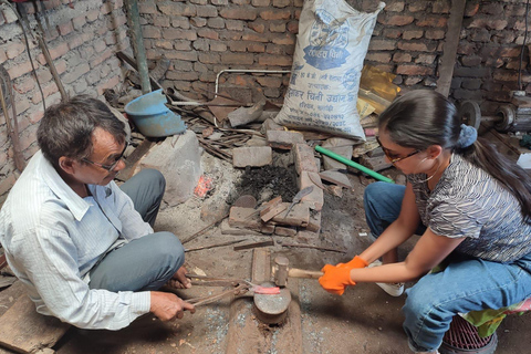 Attività di costruzione di coltelli (khukuri) con un fabbro