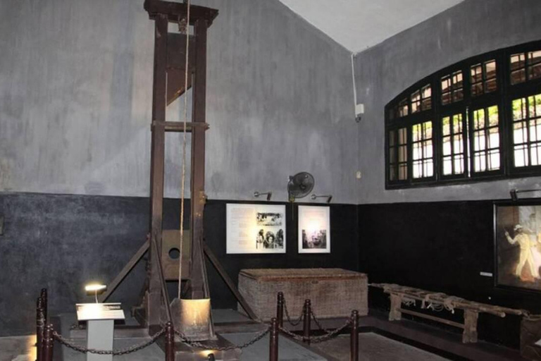 Hanoi: Military History Museum, Hoa Lo Prison & Gardens Tour Small Group: All-In-One Tour: Highlights & Train Street