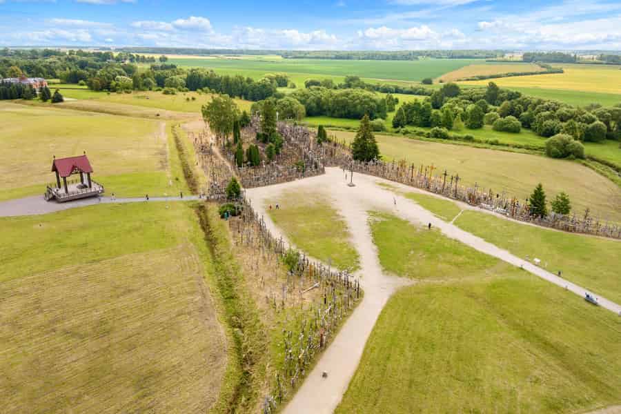 5,5-stündige gemeinsame Tour zum Berg der Kreuze von Riga aus. Foto: GetYourGuide