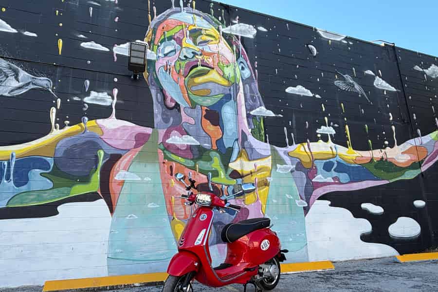 St. Petersburg: Selbstgeführte Vespa-Wandmalerei-Tour. Foto: GetYourGuide
