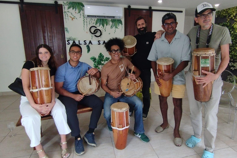 Experiência cultural imersiva de tocar tambores no Panamá com um profissional local