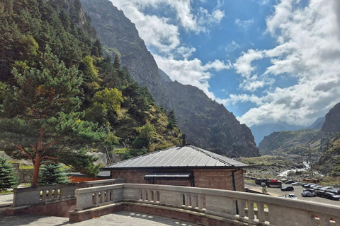 Desde Kazbegi: excursión de un día a la iglesia de Gregety y al pueblo de JutaKazbegi: excursión de un día a los monasterios y al pueblo de Juta