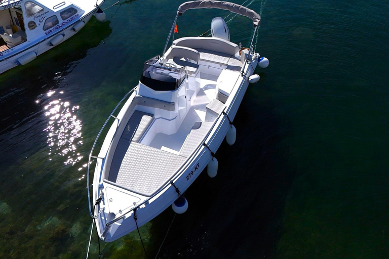 Kotor: Exclusiva excursión nocturna en barco de 2 horas por la bahía de Boka