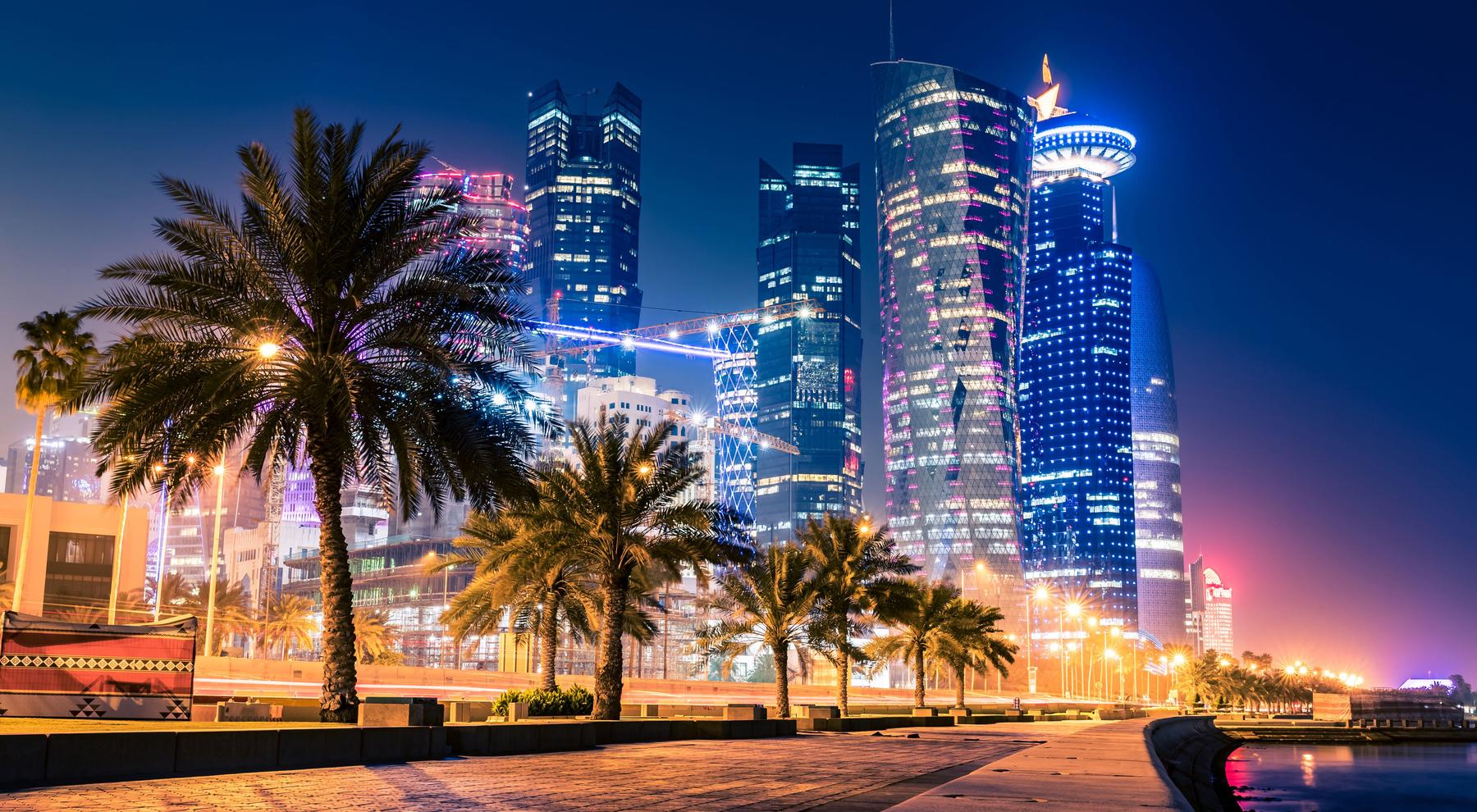 Doha bei Nacht: Souk Waqif, Katara & The Pearl (beleuchtete Skyline)