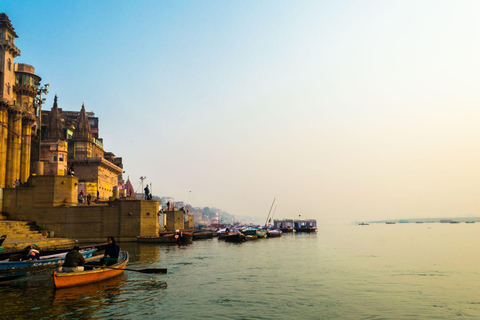 Journée complète de visite guidée de Varanasi en voiture climatisée avec un guide local