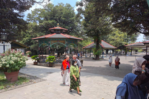 Yogyakarta: Sultan Palace and Water castle Guided Tour Water castle Guided Tour
