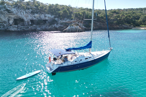 Zatoka Palma: Wycieczka żaglówką z zabawkami wodnymi, przekąskami i napojamiAll inclusive, wynajem łodzi i zajęcia na wodzie