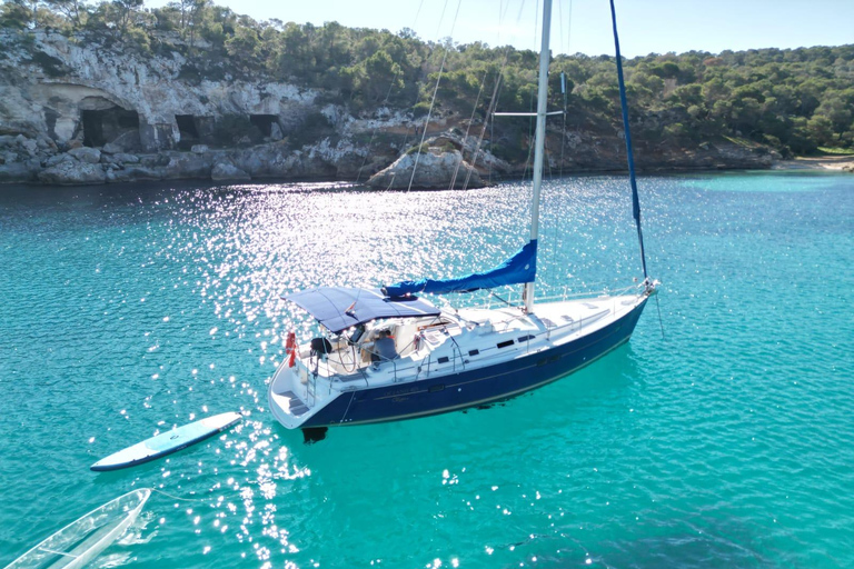 Zatoka Palma: Wycieczka żaglówką z zabawkami wodnymi, przekąskami i napojamiAll inclusive, wynajem łodzi i zajęcia na wodzie