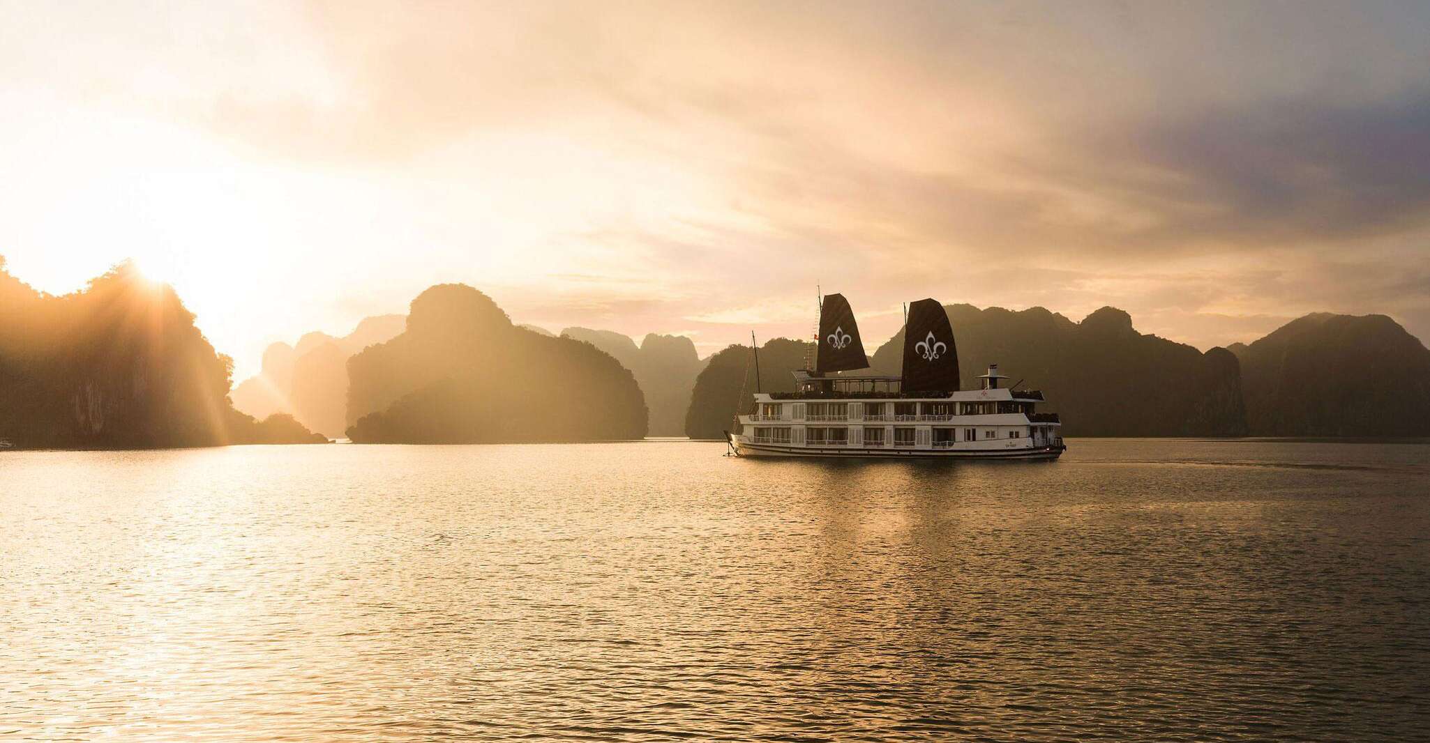 Crucero de 4 estrellas de 2 días, Bahía Halong con cueva de asombro, Isla Titop - Hizvo