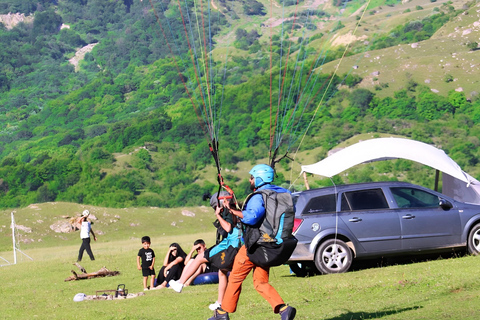 Baku: Paragliding-Erlebnis über dem Berg Beshbarmag