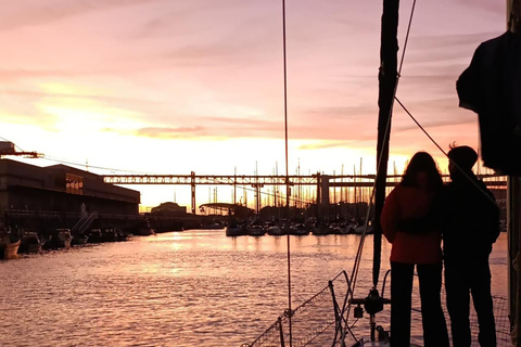 Lisboa:Sunset Sailing Tour at Tagus River with welcome drink