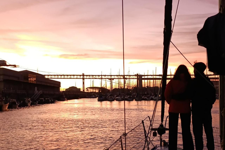 Lisboa:Sunset Sailing Tour at Tagus River with welcome drink