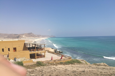 Tour de día completo: Al oeste de Salalah tesoros ocultos y playas rocosas