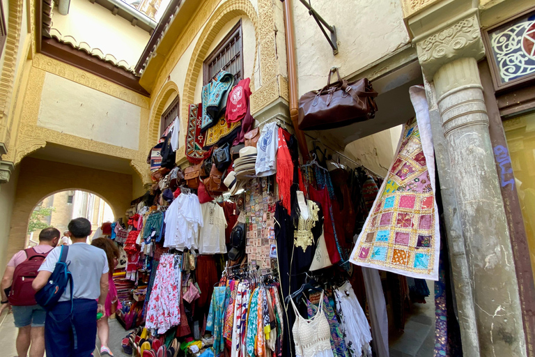 Essential Granada: Alhambra, Two Rivers, Three Worlds Essential Granada: Alhambra, Two Rivers, Three Worlds (E)