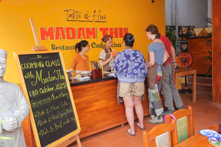 顺化市：顺化牛肉面工作坊 - 顺化传统美食之旅顺化牛肉面汤烹饪工作坊和当地市场之旅