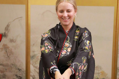 Osaka: 90 minuters lektion i samurajrustning och svärd nära slottetSamurajrustning + samurajsvärdskärning + videofilmning