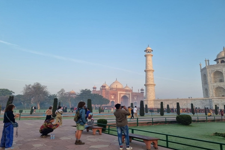 Von Agra aus: Ein Tagesausflug zum Taj Mahal & Fatehpur SikriTour nur mit komfortablem Auto und lokalem Reiseführer.