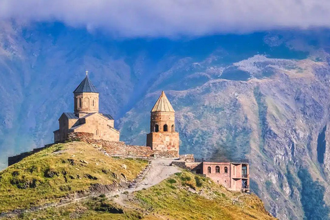 Tbilisi: tour di Kazbegi con visita alla Chiesa della Trinità di GergetiTbilisi: tour a Kazbegi con visita alla Chiesa della Trinità di Gergeti