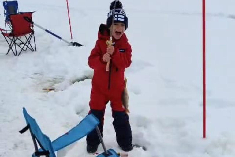 Avventura di pesca sul ghiaccio a Levi con zuppa di salmoneAvventura di pesca sul ghiaccio a Levi con la zuppa di salmone