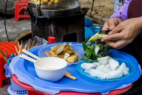 Hanoi Vegan Street Food & Train Street Tour