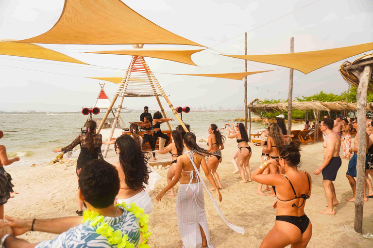 Cartagena: Fénix Beach Club Day Trip with Boat Transfer
