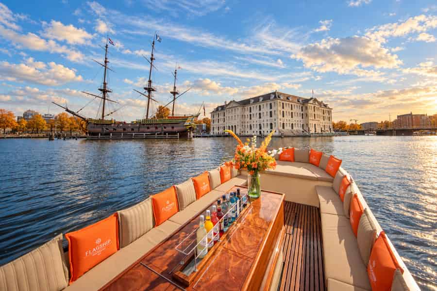 Amsterdam: Grachtenfahrt mit Option für unbegrenzte Drinks & Snacks. Foto: GetYourGuide Amsterdam: Grachtenfahrt mit Option für unbegrenzte Drinks & Snacks. Foto: GetYourGuide