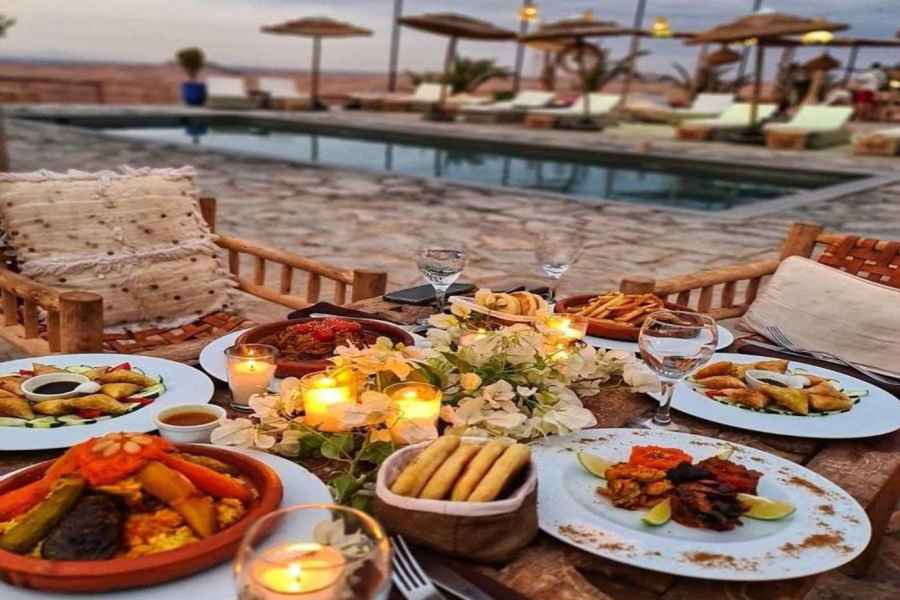 Von Marrakech aus: Agafay Wüsten-Sonnenuntergang-Dinner mit Live-Show. Foto: GetYourGuide