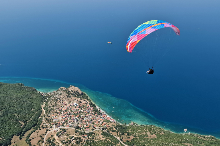 Gleitschirmfliegen über dem Ohridsee