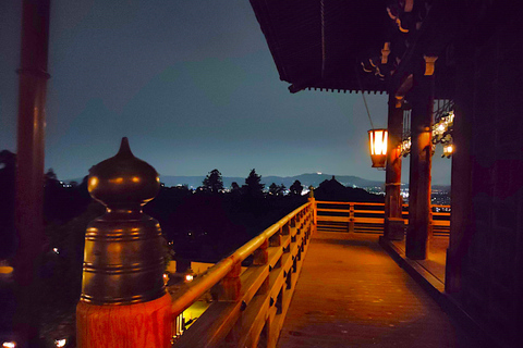 Nara: descubre la belleza atemporal en un tranquilo paseo nocturno.Nara: descubre la belleza atemporal en un tranquilo paseo nocturno