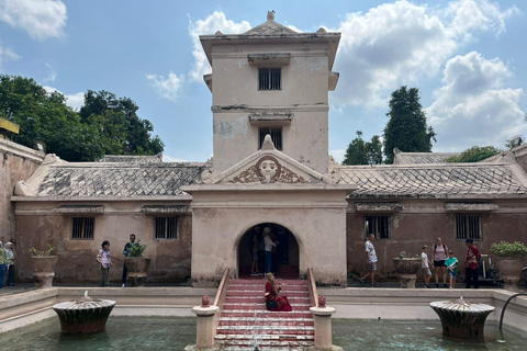 Yogyakarta : lever du soleil à Borobudur, palais du sultan et château d&#039;eau.Lever du soleil à Borobudur depuis le temple, le palais du sultan et le château d&#039;eau