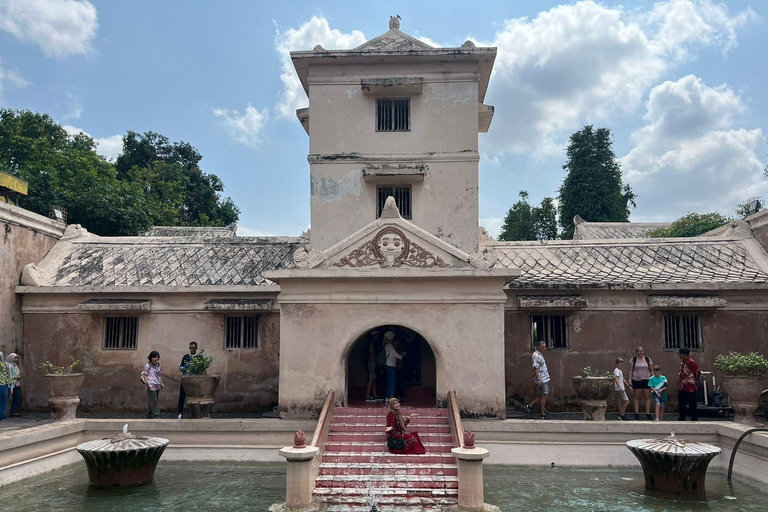 Yogyakarta : lever du soleil à Borobudur, palais du sultan et château d&#039;eau.Lever du soleil à Borobudur depuis le temple, le palais du sultan et le château d&#039;eau