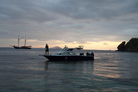 Labuan Bajo: Fishing Snorkeling Tour with Captain