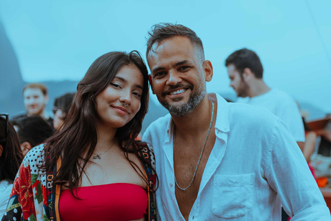 Rio de Janeiro: Sunset Boat Party with DJ and Drinks