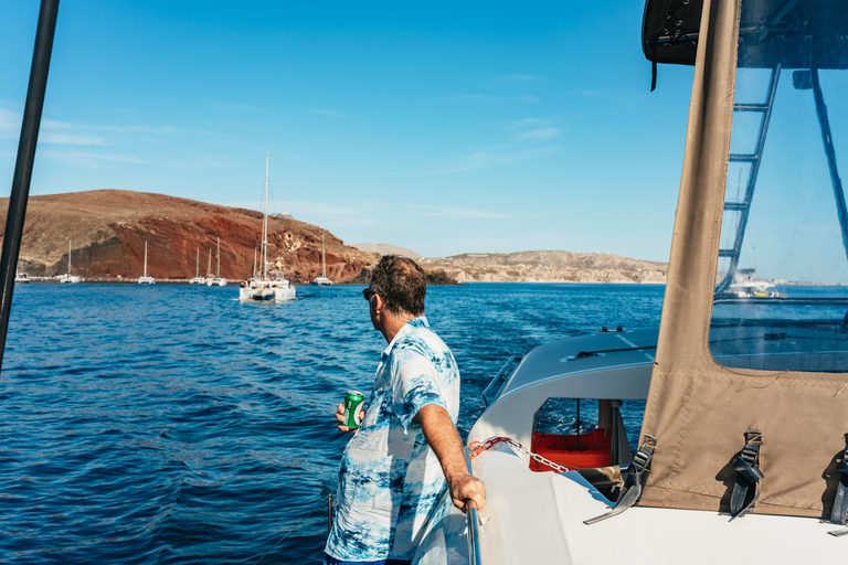 Santorin : Croisière en catamaran avec repas et boissonsCroisière matinale premium avec BBQ et boissons