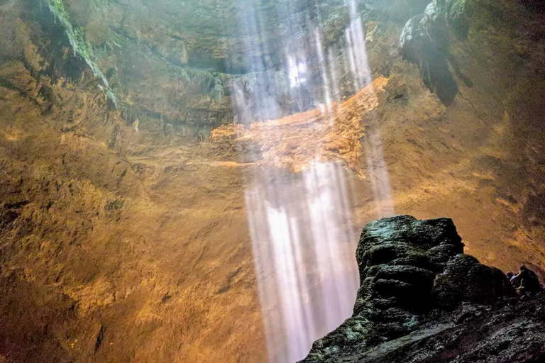 Yogyakarta: Excursión a la Cueva de Jomblang y a la Cueva de Pindul con almuerzo