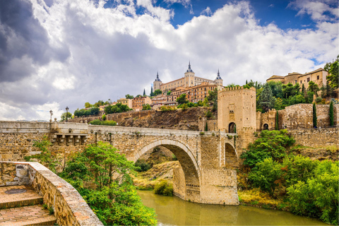 Från Madrid: Heldagsutflykt till Segovia och Toledo