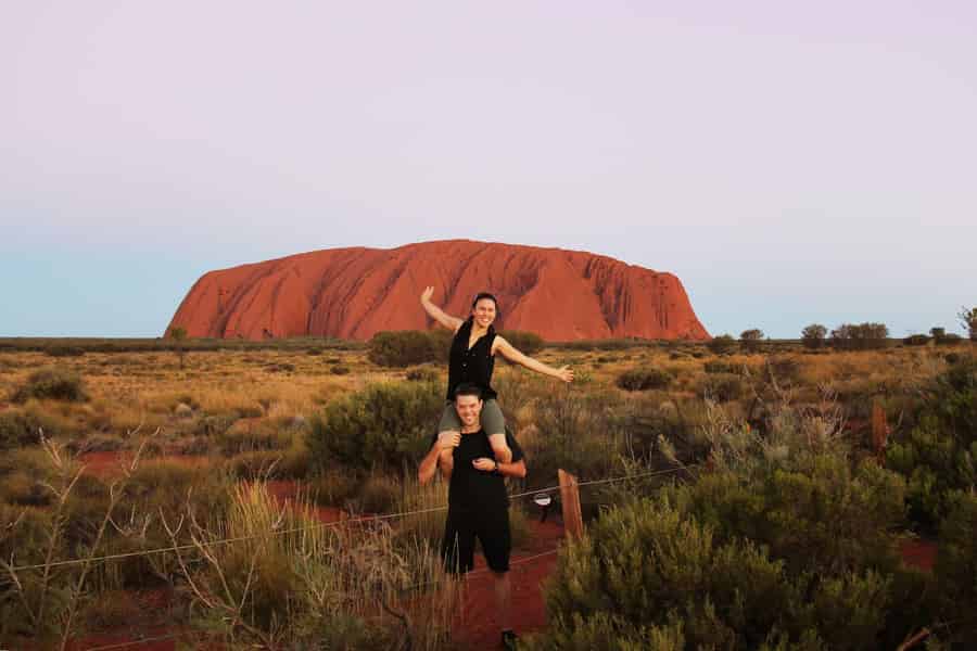 Von Alice Springs aus: Tagestour zum Uluru mit BBQ-Dinner. Foto: GetYourGuide