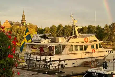 Stockholm: Privat tur med klassisk yacht (solnedgång/middag/etc)