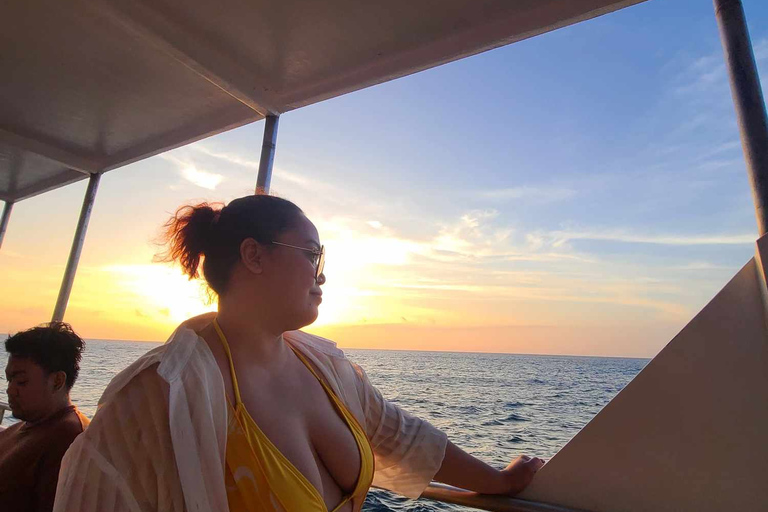 Najlepsze wrażenia z rejsu łodzią o zachodzie słońca na BoracayBoracay Sunset Yacht Party Experience