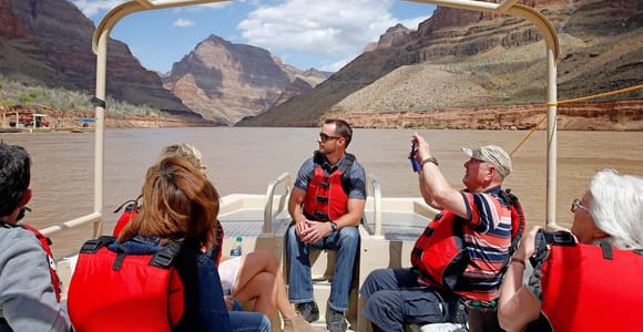 Vegas: Grand Canyon Flugzeugtour, Helikopter- und Bootstour