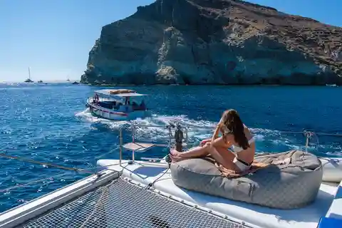 Santorini: Cruzeiro à vela semi-privado Dia e pôr do sol/max 15 p