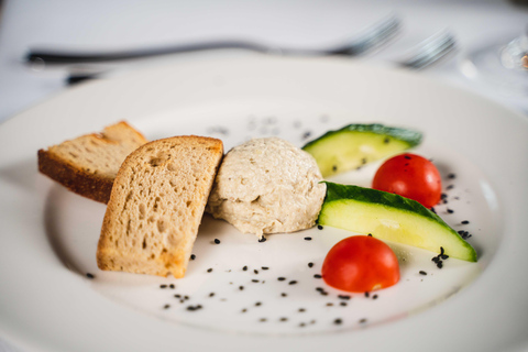 Budapest: Crucero nocturno y cena con bebida de bienvenidaNuevo menú vegetariano