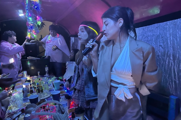 Mexico-stad: Xochimilco neonnachtfeest in traditionele bootXochimilco: Neonnachtfeest